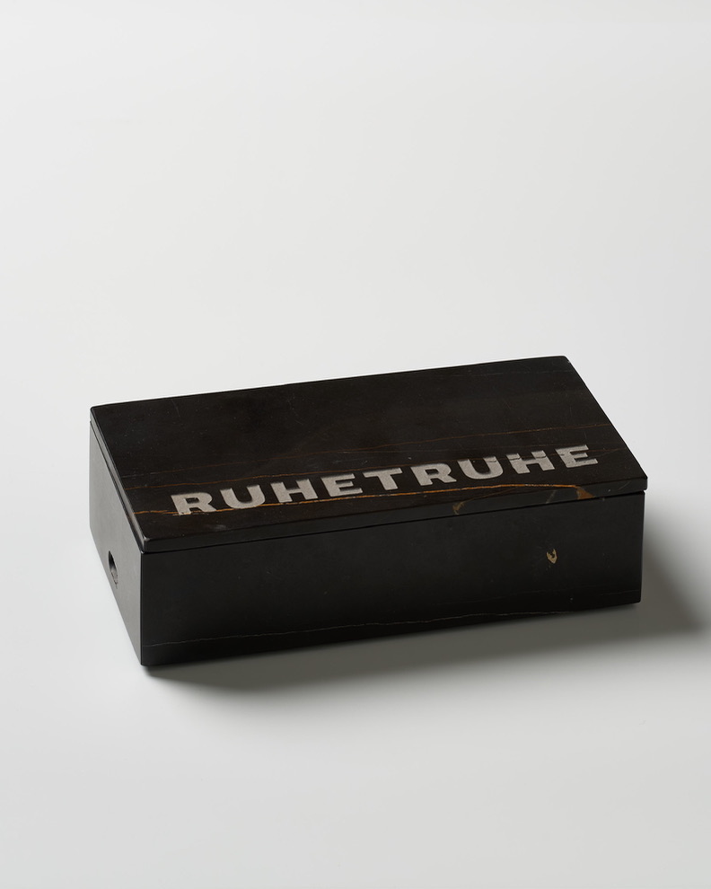 Schwarze Ruhetruhe geschlossen