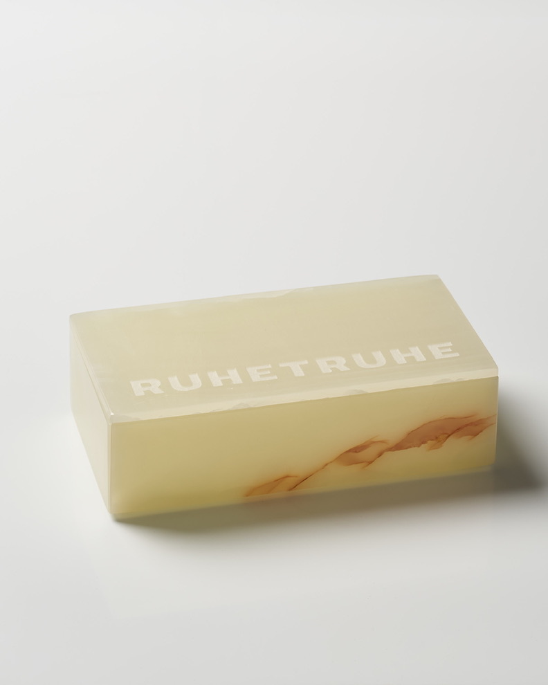 Elfenbeinfarbene Ruhetruhe geschlossen