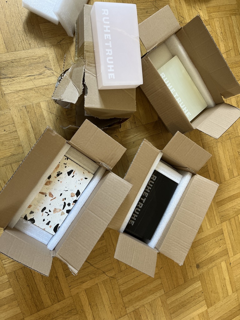 Verpackte Ruhetruhen in Kartons